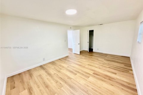 House in Oakland Park, Florida 4 bedrooms, 158.77 sq.m. № 2003219 - photo 8