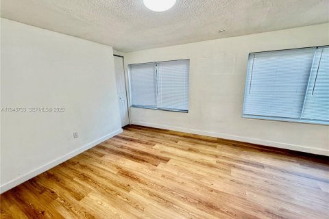 House in Oakland Park, Florida 4 bedrooms, 158.77 sq.m. № 2003219 - photo 10