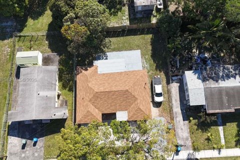 House in Oakland Park, Florida 4 bedrooms, 158.77 sq.m. № 2003219 - photo 29
