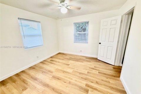 House in Oakland Park, Florida 4 bedrooms, 158.77 sq.m. № 2003219 - photo 20