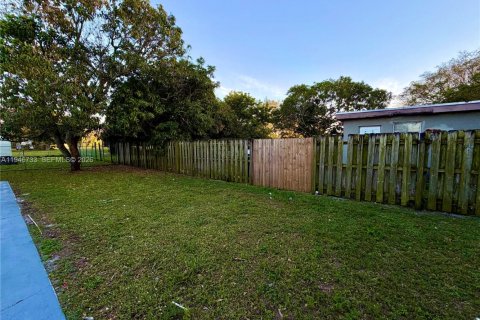 House in Oakland Park, Florida 4 bedrooms, 158.77 sq.m. № 2003219 - photo 28