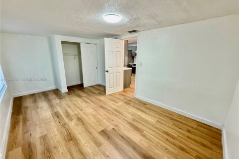 House in Oakland Park, Florida 4 bedrooms, 158.77 sq.m. № 2003219 - photo 11