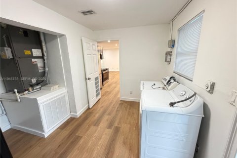 House in Oakland Park, Florida 4 bedrooms, 158.77 sq.m. № 2003219 - photo 27