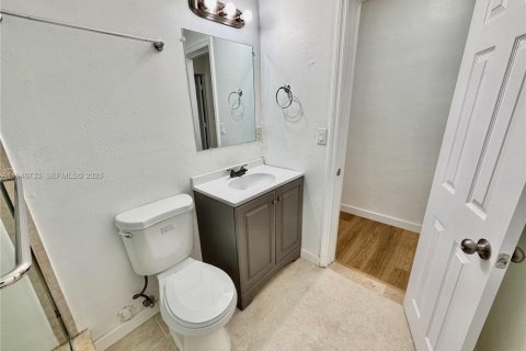 House in Oakland Park, Florida 4 bedrooms, 158.77 sq.m. № 2003219 - photo 18