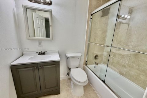 House in Oakland Park, Florida 4 bedrooms, 158.77 sq.m. № 2003219 - photo 22