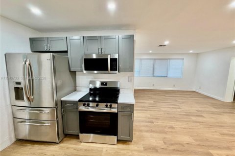 House in Oakland Park, Florida 4 bedrooms, 158.77 sq.m. № 2003219 - photo 6