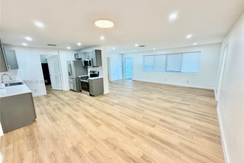 House in Oakland Park, Florida 4 bedrooms, 158.77 sq.m. № 2003219 - photo 3