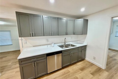 House in Oakland Park, Florida 4 bedrooms, 158.77 sq.m. № 2003219 - photo 5