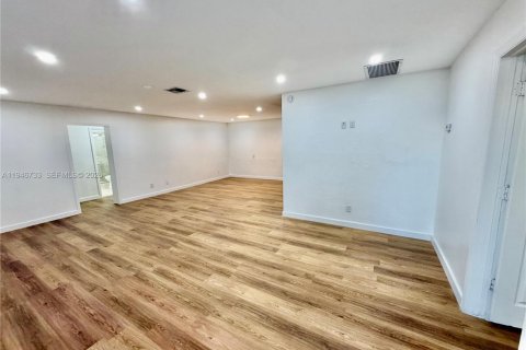 House in Oakland Park, Florida 4 bedrooms, 158.77 sq.m. № 2003219 - photo 2