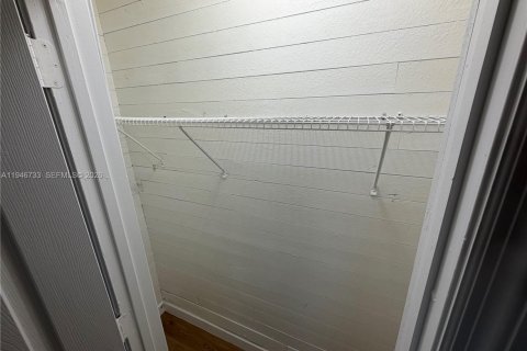 House in Oakland Park, Florida 4 bedrooms, 158.77 sq.m. № 2003219 - photo 16