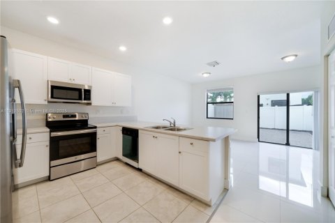 Touwnhouse à vendre à Hialeah, Floride: 3 chambres, 131.18 m2 № 1966874 - photo 27