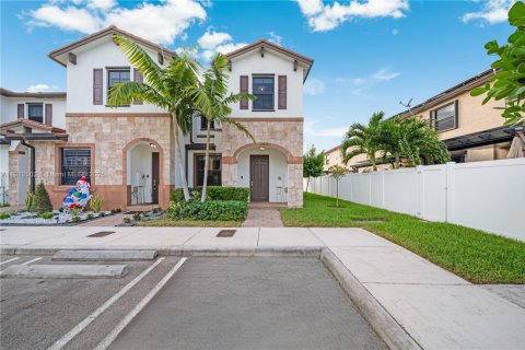 Touwnhouse à vendre à Hialeah, Floride: 3 chambres, 131.18 m2 № 1966874 - photo 2