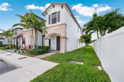 Touwnhouse à vendre à Hialeah, Floride: 3 chambres, 131.18 m2 № 1966874 - photo 3