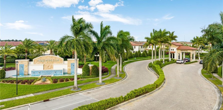 Touwnhouse à Hialeah, Floride 3 chambres, 131.18 m2 № 1966874