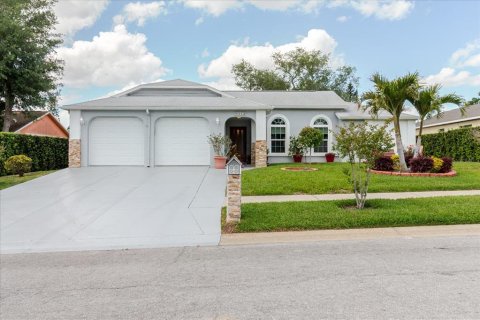 House in Port Richey, Florida 3 bedrooms, 149.85 sq.m. № 2229779 - photo 5