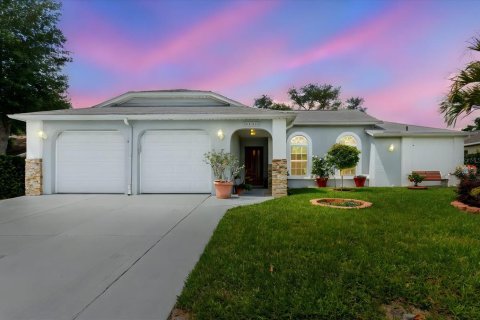 Casa en Port Richey, Florida 3 dormitorios, 149.85 m2 № 2229779