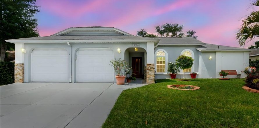 House in Port Richey, Florida 3 bedrooms, 149.85 sq.m. № 2229779