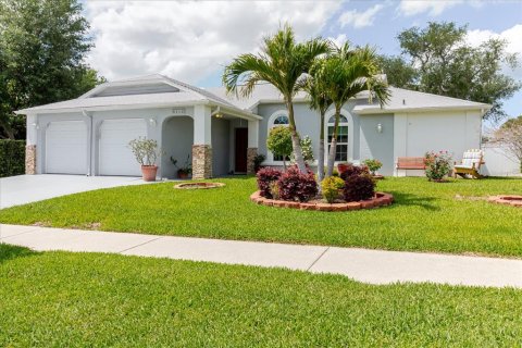 House in Port Richey, Florida 3 bedrooms, 149.85 sq.m. № 2229779 - photo 6
