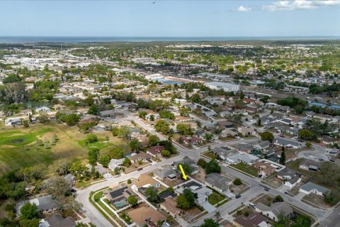 House in Port Richey, Florida 3 bedrooms, 149.85 sq.m. № 2229779 - photo 3