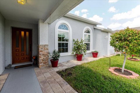 House in Port Richey, Florida 3 bedrooms, 149.85 sq.m. № 2229779 - photo 13