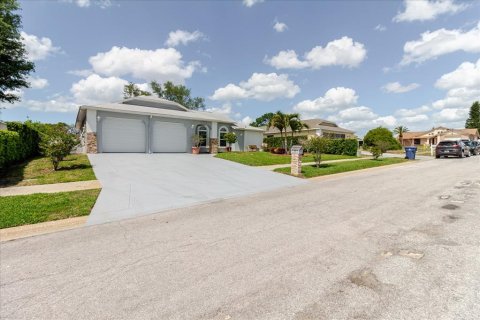 House in Port Richey, Florida 3 bedrooms, 149.85 sq.m. № 2229779 - photo 10
