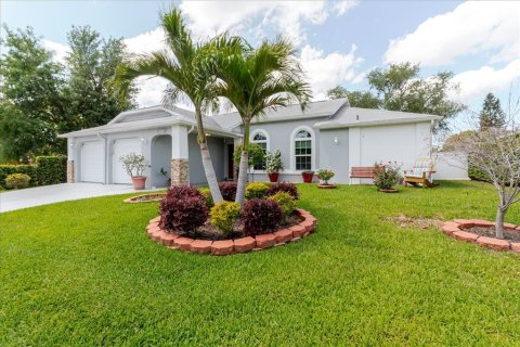 House in Port Richey, Florida 3 bedrooms, 149.85 sq.m. № 2229779 - photo 8