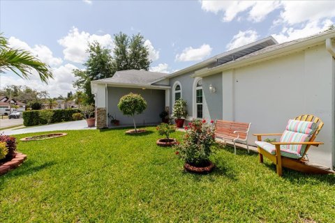 House in Port Richey, Florida 3 bedrooms, 149.85 sq.m. № 2229779 - photo 12