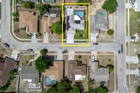 House in Port Richey, Florida 3 bedrooms, 149.85 sq.m. № 2229779 - photo 4