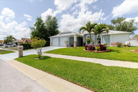 House in Port Richey, Florida 3 bedrooms, 149.85 sq.m. № 2229779 - photo 7