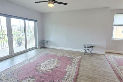 Condo in Largo, Florida, 3 bedrooms № 2199397 - photo 18