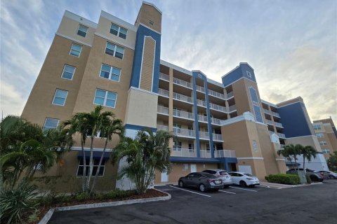 Condo in Largo, Florida, 3 bedrooms № 2199397 - photo 2