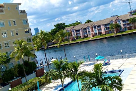 Copropriété à vendre à Hollywood, Floride: 2 chambres, 117.99 m2 № 1694064 - photo 1