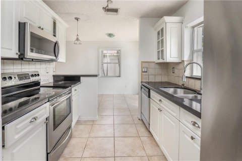 Casa en alquiler en Pembroke Pines, Florida, 4 dormitorios, 196.95 m2 № 1924265 - foto 3