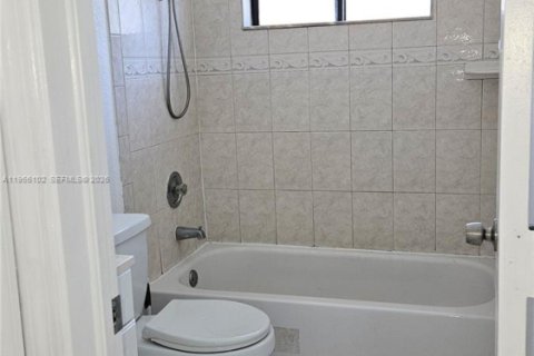 Снять в аренду виллу или дом в Окленд-Парк, Флорида 3 спальни, 117.89м2, № 2010606 - фото 18