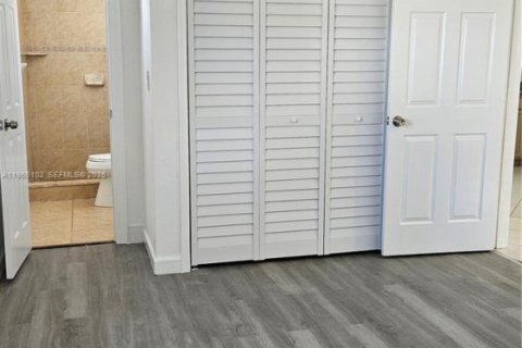 Снять в аренду виллу или дом в Окленд-Парк, Флорида 3 спальни, 117.89м2, № 2010606 - фото 15