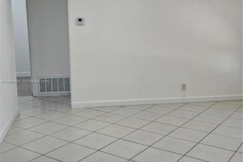 Снять в аренду виллу или дом в Окленд-Парк, Флорида 3 спальни, 117.89м2, № 2010606 - фото 8