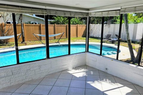 Снять в аренду виллу или дом в Окленд-Парк, Флорида 3 спальни, 117.89м2, № 2010606 - фото 3