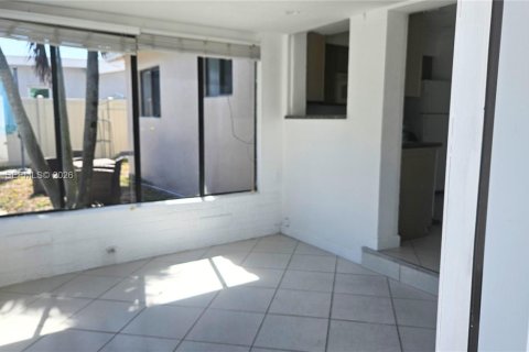 Снять в аренду виллу или дом в Окленд-Парк, Флорида 3 спальни, 117.89м2, № 2010606 - фото 9