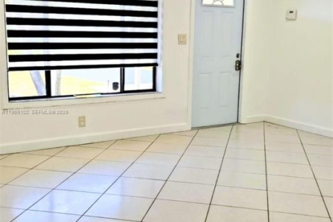 Снять в аренду виллу или дом в Окленд-Парк, Флорида 3 спальни, 117.89м2, № 2010606 - фото 5