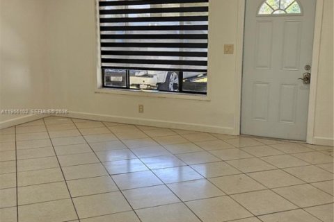 Снять в аренду виллу или дом в Окленд-Парк, Флорида 3 спальни, 117.89м2, № 2010606 - фото 4