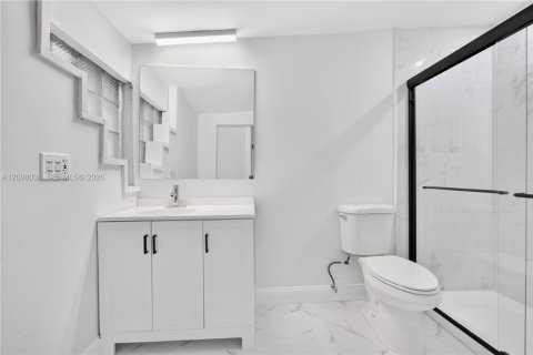 Villa ou maison à vendre à Hollywood, Floride: 4 chambres, 123.19 m2 № 2394783 - photo 18