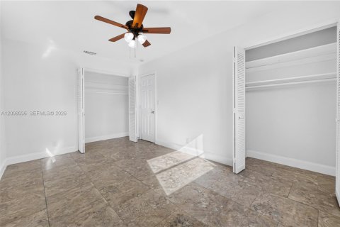 Villa ou maison à vendre à Hollywood, Floride: 4 chambres, 123.19 m2 № 2394783 - photo 25