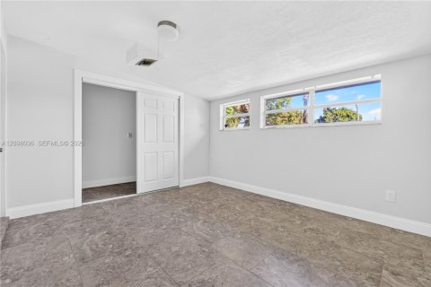 Villa ou maison à vendre à Hollywood, Floride: 4 chambres, 123.19 m2 № 2394783 - photo 15