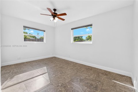 Villa ou maison à vendre à Hollywood, Floride: 4 chambres, 123.19 m2 № 2394783 - photo 23