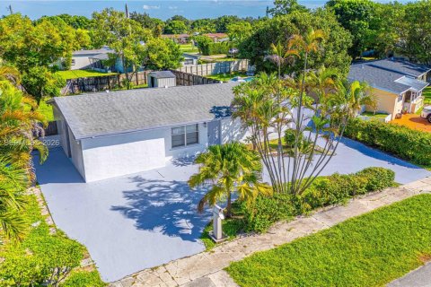 Villa ou maison à vendre à Hollywood, Floride: 4 chambres, 123.19 m2 № 2394783 - photo 5