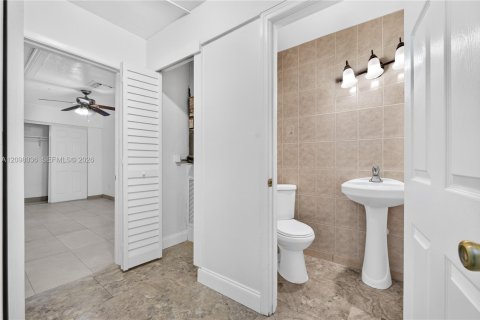 Villa ou maison à vendre à Hollywood, Floride: 4 chambres, 123.19 m2 № 2394783 - photo 29