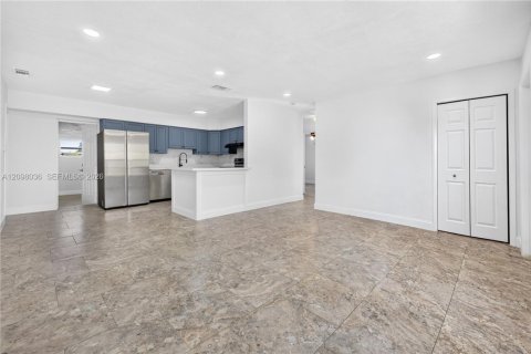Villa ou maison à vendre à Hollywood, Floride: 4 chambres, 123.19 m2 № 2394783 - photo 9