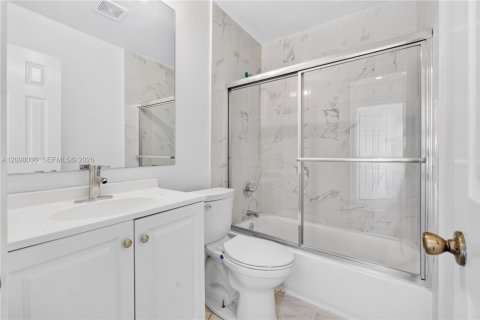 Villa ou maison à vendre à Hollywood, Floride: 4 chambres, 123.19 m2 № 2394783 - photo 21