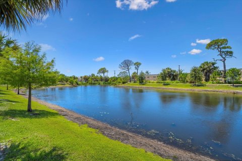 Condo in Stuart, Florida, 2 bedrooms  № 1216117 - photo 1