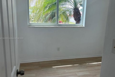 House in Miami, Florida 3 bedrooms, 107.12 sq.m. № 2022521 - photo 5